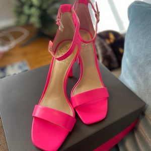 Size 7.5 Width M VINCE CAMUTO Neon Fuchsia